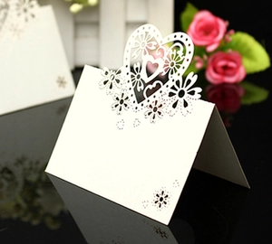Dettaglio segnaposto tagliato a laser in carta perlata bianca per decorazioni nuziali