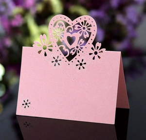 Dettaglio del segnaposto rosa intagliato al laser con cuore per decoro matrimonio