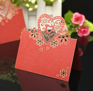Dettaglio del segnaposto rosso tagliato al laser con motivi a cuore e fiori di ciliegio