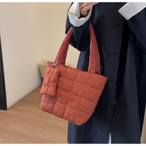 Sac fourre-tout matelassé rouge rouille avec mini pochette porté à l'épaule en situation