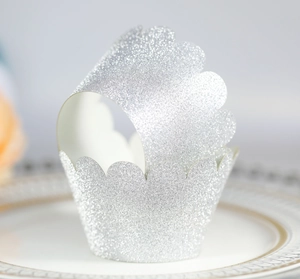 Pirottini per cupcake argento glitterati tagliati al laser con bordi ondulati decorativi