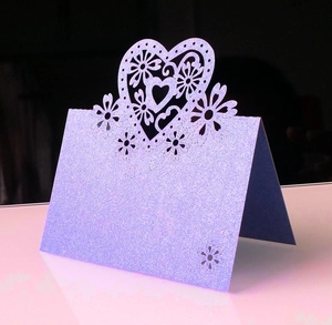Dettaglio del cuore intagliato al laser su segnaposto color lavanda glitterato