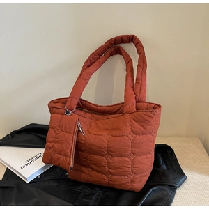 Détail du sac cabas matelassé avec mini pochette assortie en nylon caramel