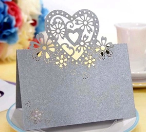 Dettaglio segnaposto glitter argento con cuore tagliato al laser per matrimoni