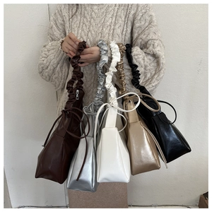 Auswahl an gerafften Hobo-Taschen in verschiedenen Farben mit Schultergurten im Scrunchie-Stil