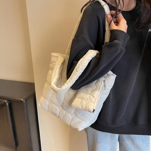 Sac fourre-tout matelassé blanc chic avec petite pochette assortie sur l'épaule