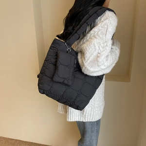 Sac fourre-tout matelassé noir avec mini pochette amovible et bandoulière rembourrée