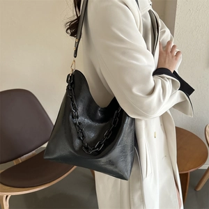 Women's trendy black large capacity shoulder bag with chain detail in wrinkled PU leather