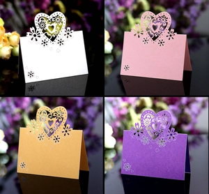 Segnaposto traforati laser con cuore floreale in bianco rosa oro e viola per matrimoni