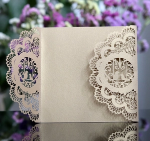 Elegante invito a nozze oro champagne tagliato al laser con uccelli dell'amore e pizzo