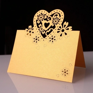 Elegante segnaposto dorato tagliato al laser con motivi a cuore per decorazioni nozze