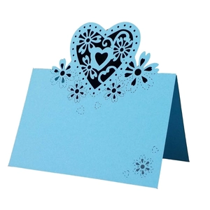 Elegante segnaposto per matrimonio azzurro tagliato al laser con cuori e fiori decorativi