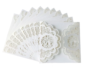 Copertine per inviti di nozze bianche tagliate al laser con pizzo e design di uccelli