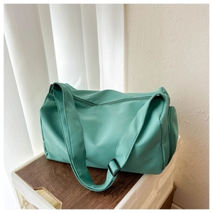 Nahaufnahme der minzgrünen Nylon-Reisetasche mit wasserdichter Textur und Seitenfach
