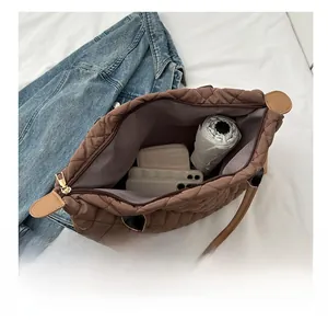 Vue de dessus du grand sac cabas matelassé marron montrant le rangement intérieur spacieux