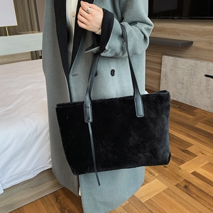 Große schwarze Kunstfell-Einkaufstasche mit Ledergriffen für Damen im Winter-Stil