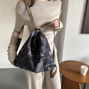 Schwarze Beuteltasche aus Oxford-Canvas mit Zeitungsdruck und LOVE-Webband