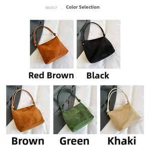 Détails de cinq sacs cabas en daim de diverses couleurs avec gaufrage et bandoulière nouée