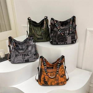 Shopper-Taschen aus Oxford-Gewebe mit Zeitungsdruck und bunten LOVE-Henkeln