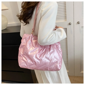 Vue détaillée du sac cabas matelassé rose métallisé montrant le tissu brillant imperméable