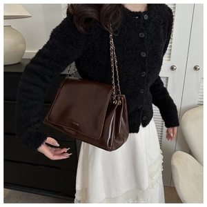 Détails du sac à bandoulière en cuir brillant marron foncé avec chaîne dorée élégante