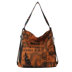 Große orangefarbene Hobo-Tasche mit Zeitungsdruck und LOVE-Schultergurt