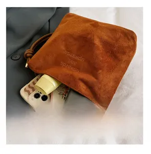 Vue détaillée de la capacité d'un grand sac cabas en suédine marron avec broderie chic
