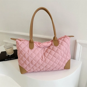 Sac fourre-tout matelassé rose avec garniture en cuir brun et grande capacité chic