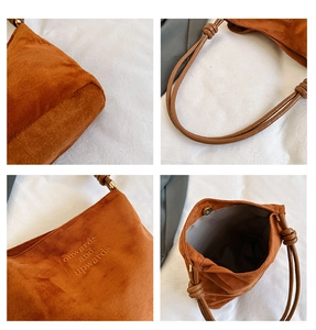 Détails du cabas en daim marron avec nœud, broderie et fermeture magnétique