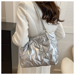Détail du sac cabas matelassé argenté métallisé avec texture rembourrée et bandoulière