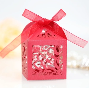 Boîte cadeau ajourée rouge découpée au laser avec ruban en soie pour mariages et fêtes
