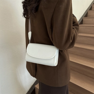 Minimalistische vintage witte crossbody tas met stijlvolle brede schouderband