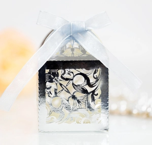 Boîte à bonbons argentée découpée au laser avec ruban en satin bleu pour mariages