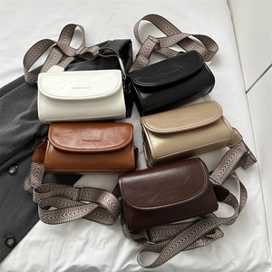 Retro kunstlederen crossbodytas in vijf kleuren met brede geometrisch geweven schouderband