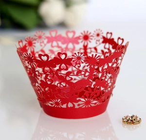 Vue macro de caissettes à cupcakes rouges découpées au laser avec motifs cœur et oiseau