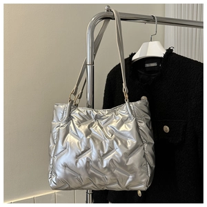 Détail du sac cabas matelassé argenté avec texture rembourrée et fines bandoulières