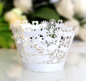 Détails de caissettes à cupcakes découpées au laser avec motifs oiseaux pour mariages