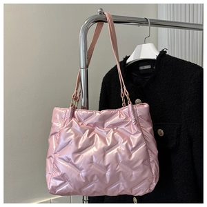Détail du grand cabas matelassé rose métallisé avec texture bouffante de haute qualité