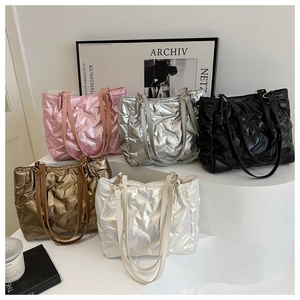 Sacs cabas matelassés en rose métallisé, argent, doré, noir et blanc élégants