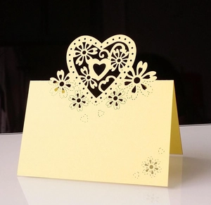 Tarjeta de mesa con forma de corazón cortada por láser en amarillo para bodas