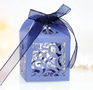 Boîte à bonbons de mariage découpée au laser bleu marine avec ruban en organza chic