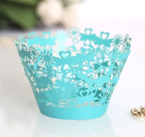 Caissette à cupcake bleue ajourée au laser avec motifs cœurs et marguerites pour mariages