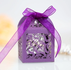 Boîte à bonbons violette découpée au laser avec motifs floraux et nœud en organza
