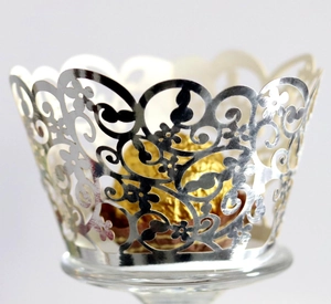 Filigraner, lasergeschnittener Cupcake-Einband in Silber mit floralem Rankenmuster-Detail