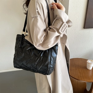 Grand sac fourre-tout noir matelassé avec finition brillante et détails dorés