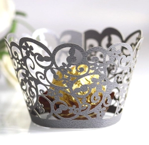 Silberne Laser-Cut Cupcake-Förmchen mit Blumenmuster für Hochzeitsdeko