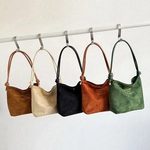Collection de sacs cabas minimalistes en daim marron, beige, noir, caramel et vert