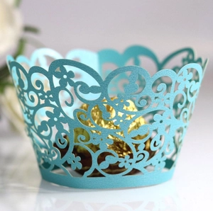 Laserschnitt-Muffinförmchen in Hellblau mit filigranem Blumenmuster für Hochzeiten