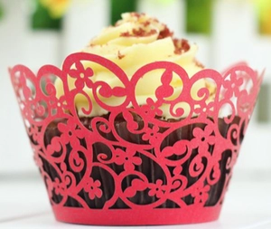 Filigrane lasergeschnittene rote Cupcake-Förmchen mit Blumenmuster für Hochzeiten