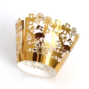 Contours de cupcakes dorés découpés au laser avec motifs de cœur pour décor de mariage